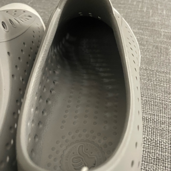 Native water shoes gray size 10 - Picture 4 of 9